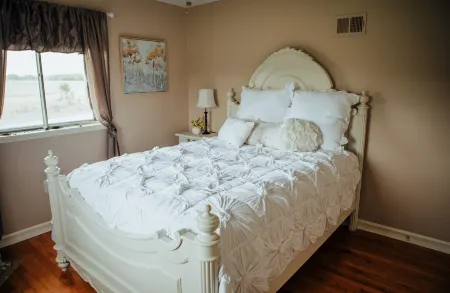 Charming 2-bedroom house  comfortable cottage in the country but close to city