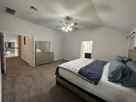 Modern / Spacious Haven in the Heart of Conroe - Entire Home