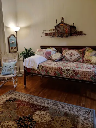 Heart of Hillsdale 1 Bdrm, Work,Cook, Relax Wifi Downtown Apartment Queen Bed