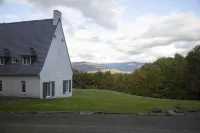 10% Off July.  Best View in Stowe on 6 acres with Indoor Pool! Hotel di 