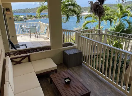 Paradise At A Great Price, Amazing Renovated Waterfront Escape: Private Balcony!