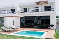 NEW Bayfront Villa in Costa del Sol - Pool