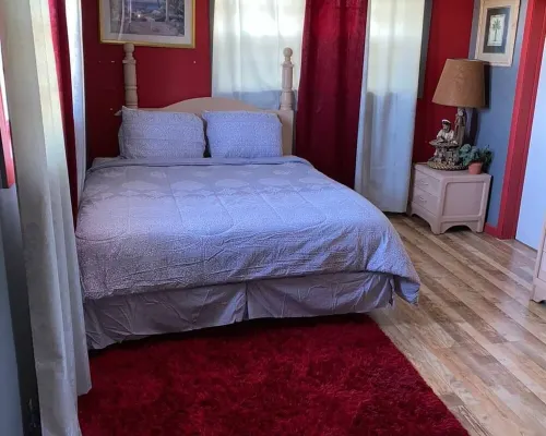 Cozy  apartment with beach 7 mins drive away. CAR RENTAL , A.C , CABLE,WIFI, Hotels in Michelson