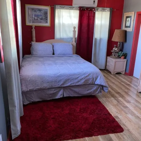 Cozy  apartment with beach 7 mins drive away. CAR RENTAL , A.C , CABLE,WIFI, Отели в г. Michelson