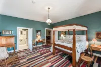 Historic Stonewall Stays • Room for 12 w/ New Bunk Room