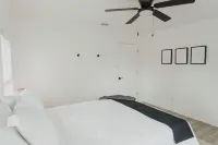 Private Pickleball Court! Lovely 2 Bedroom Home - Minutes to Everything