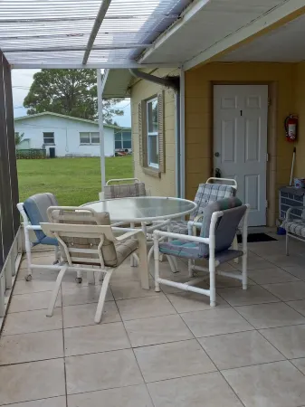 Sunny Apartments a block from Warm Mineral Springs