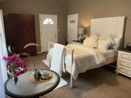 Willow Glen Hideaway - Charming Cottage with Hot Tub Отели рядом с достопримечательностью «Хэппи Холлоу парк и зоопарк»