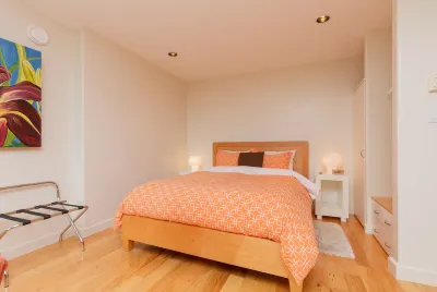 Victoria, ~BC~ - Fully Furnished-Self Contained Garden Suite Continuing Studies at UVic附近的飯店