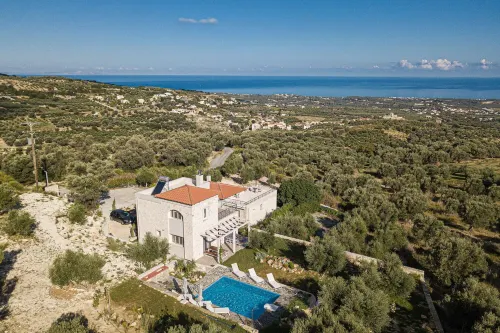 Comfortable villa with pool Hotels in Arkadi