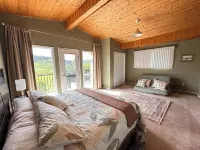 Cozy Mountain home with easy access to all of the Castle region! Oldman River Dam附近的飯店