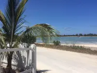 Island Gypsy, a Serene Beachfront Apartment on Cocoa Bay for up to 4 Guests. Hotels in Green Turtle Cay