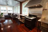 Tropical House with Historic Charm, WiFi, Private Bathrooms and Workspaces