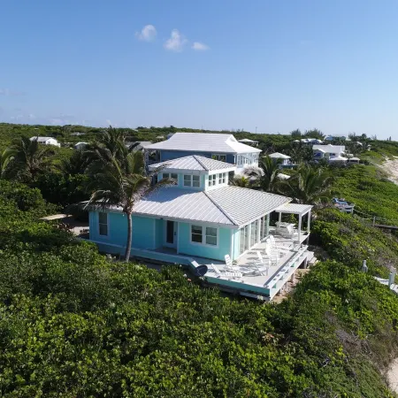 Beachfront paradise: Spectacular views, huge deck, central location, backup gen!