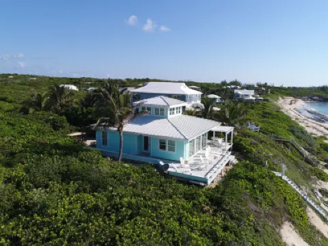 Beachfront paradise: Spectacular views, huge deck, central location, backup gen! Hotels in 