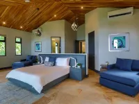 Beachfront Modern Luxe Villa Steps from the Sand! Hotel a Esterillos Este
