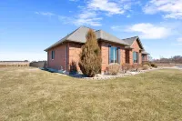 Spacious country lot, minutes from downtown Kingsville !