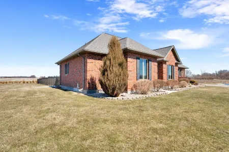 Spacious country lot, minutes from downtown Kingsville !