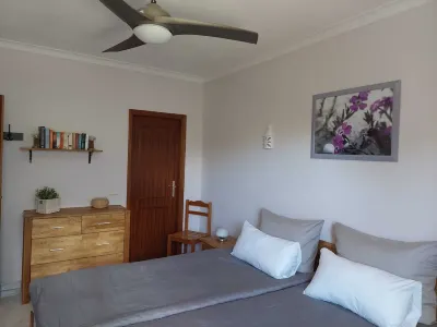 Pretty holiday home with pool and garden for the whole family from 2 to 8 pax Hotels near Quinta do Vale Golf Resort