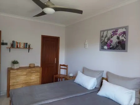 Pretty holiday home with pool and garden for the whole family from 2 to 8 pax