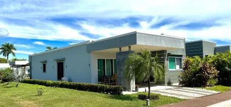 Villa in Paradise with Pool (steps to beach) Отели в г. Тамбор