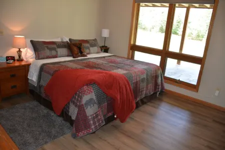 Northwoods 3 bed/2 bath Cabin Retreat with NEW HOT TUB & 2 Canoes!