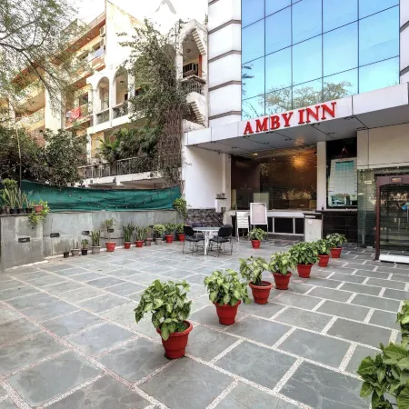 Hotel Amby Inn by Quadis - Lajpat Nagar Отели рядом с достопримечательностью «Станция метро Moolchand»