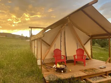 “Sunshine” Glamping, Private Bath + Hot Tub Отели рядом с достопримечательностью «Парк Уотерфронт»