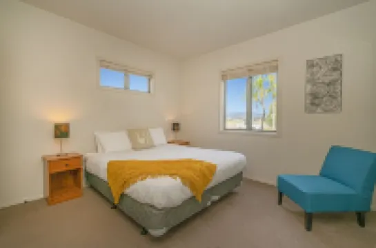 Great Matarangi Location Lakeside Gem overlooking the golf course! Hotels in 