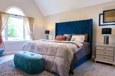 Modern secluded home minutes from DT Raleigh and NCstate Hotels near Lake Wheeler Rd