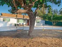 Melrose Pet-Friendly 3BR. Feel like royalty Hotels in Vista