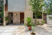 Modern and beautifully furnished 3-bedroom, 2-story villa: Suns Out Buns Out! Hotels in La Veleta