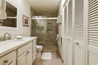 Cute, Peaceful Budget-Minded Studio Condo with full kitchen and Hawaiian Decor