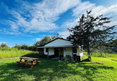 Boutique Retreat House in Prince Edward County. Hotels near Deadnersville