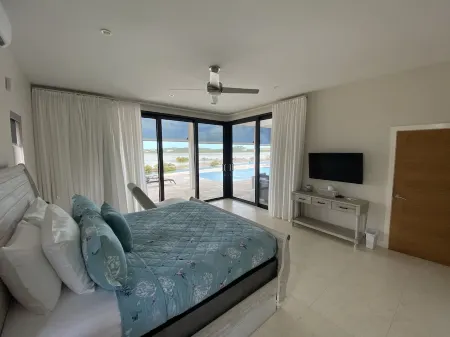 Beautiful modern 4 bedroom villa and pool with stunning views over Turtle Lake