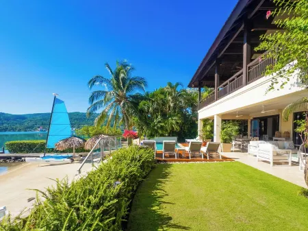 Beach Front Villa W/Pool, in Gated Community W/Tennis/Gym Отели в г. Монтего-Бей