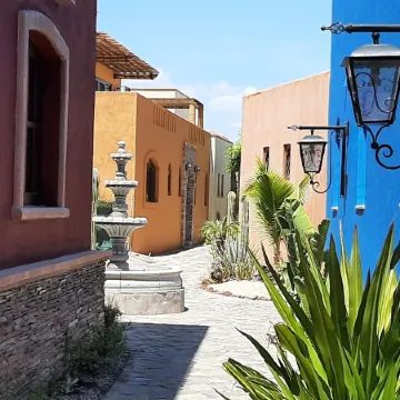 Villa de la Luna Loreto - Short walking distance to the beach and golf course.