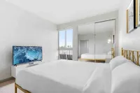 Rooftop Pool & Hot Tub Family 3 Bdrm Apt Hotels near Heart Revolution Church - San Diego