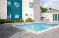 Modern and Serene: 1 Bedroom Condo in the City Hotels in 