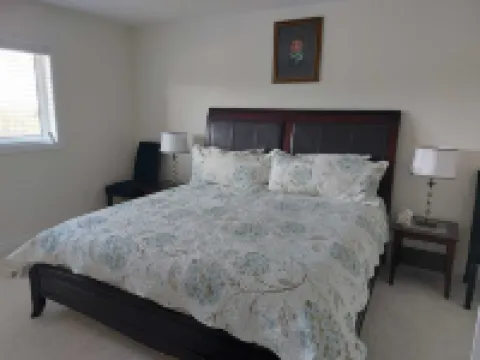 Modern 5-bedroom house close to Ski and Forest Trails