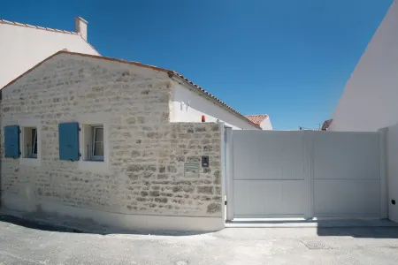 Former fisherman's house with pool in the heart of Old Cotinière