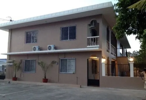 2 Bedroom 1 Bath Near Hospital and Shopping and Beach