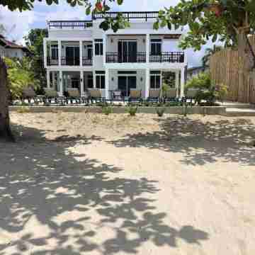 Fully staffed. private, Beachfront villa with a pool in Negril, Jamaica Hotel Exterior