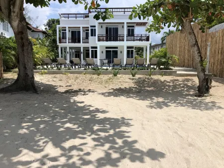 Fully staffed. private, Beachfront villa with a pool in Negril, Jamaica