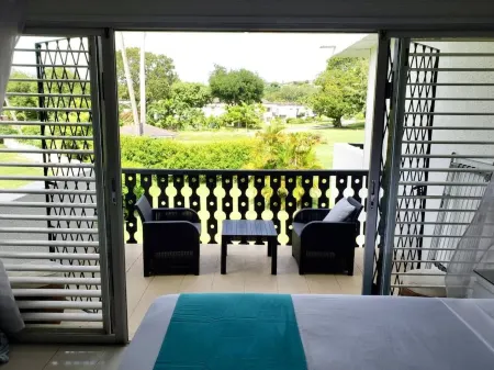 Peaceful intensely clean unit overlooking tropical gardens and golf course Отели рядом с достопримечательностью «Гаррисон Саванна»