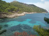 Exceptional sea views from this delightful villa nestled into the hillside. فنادق في Erisos