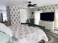 Charming 10+ Bedroom White Mountains Home close to Santa's Village and ski areas Hotels in Jefferson