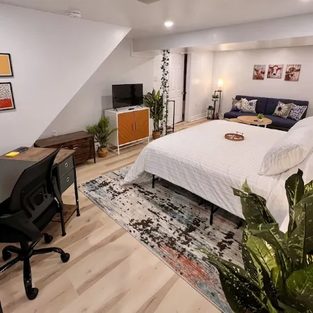 The Boho Oasis: Spacious Deluxe Apartment, Close to All Amenities, Safe & Quiet