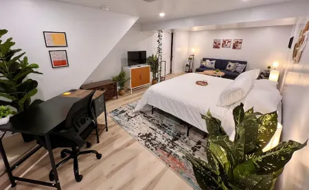 The Boho Oasis: Spacious Deluxe Apartment, Close to All Amenities, Safe & Quiet