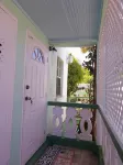 Tropical Blossom Apt. with washer, T.V, a/c,wi-fi - Хоумстей